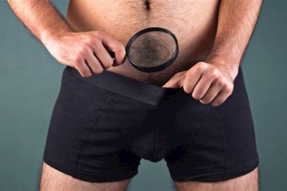 ang usa ka lalaki nga adunay magnifying glass nagsusi sa iyang kinatawo ug gusto nga mobaga kini